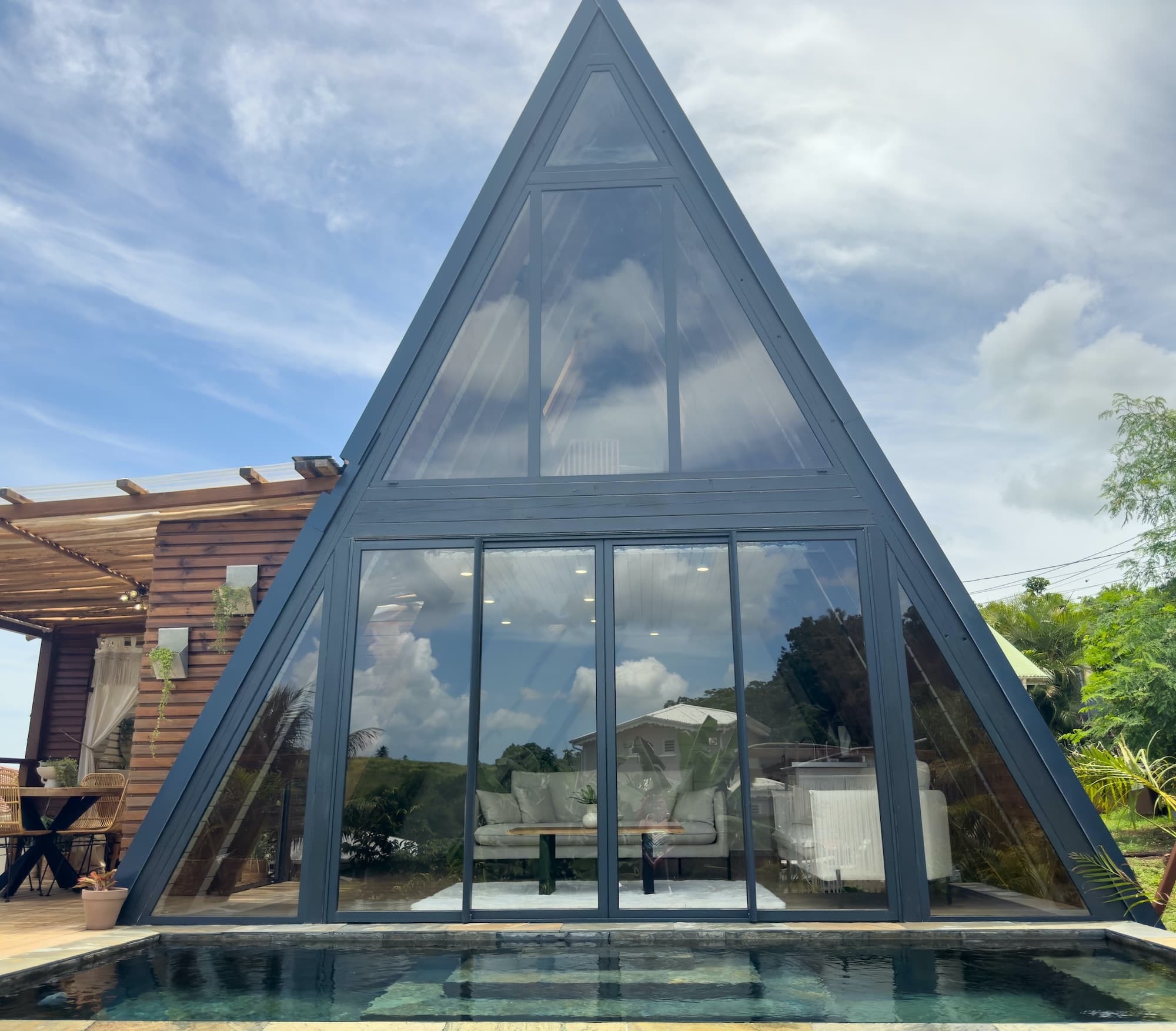 la villa a-frame nichée dans la jungle tropicale