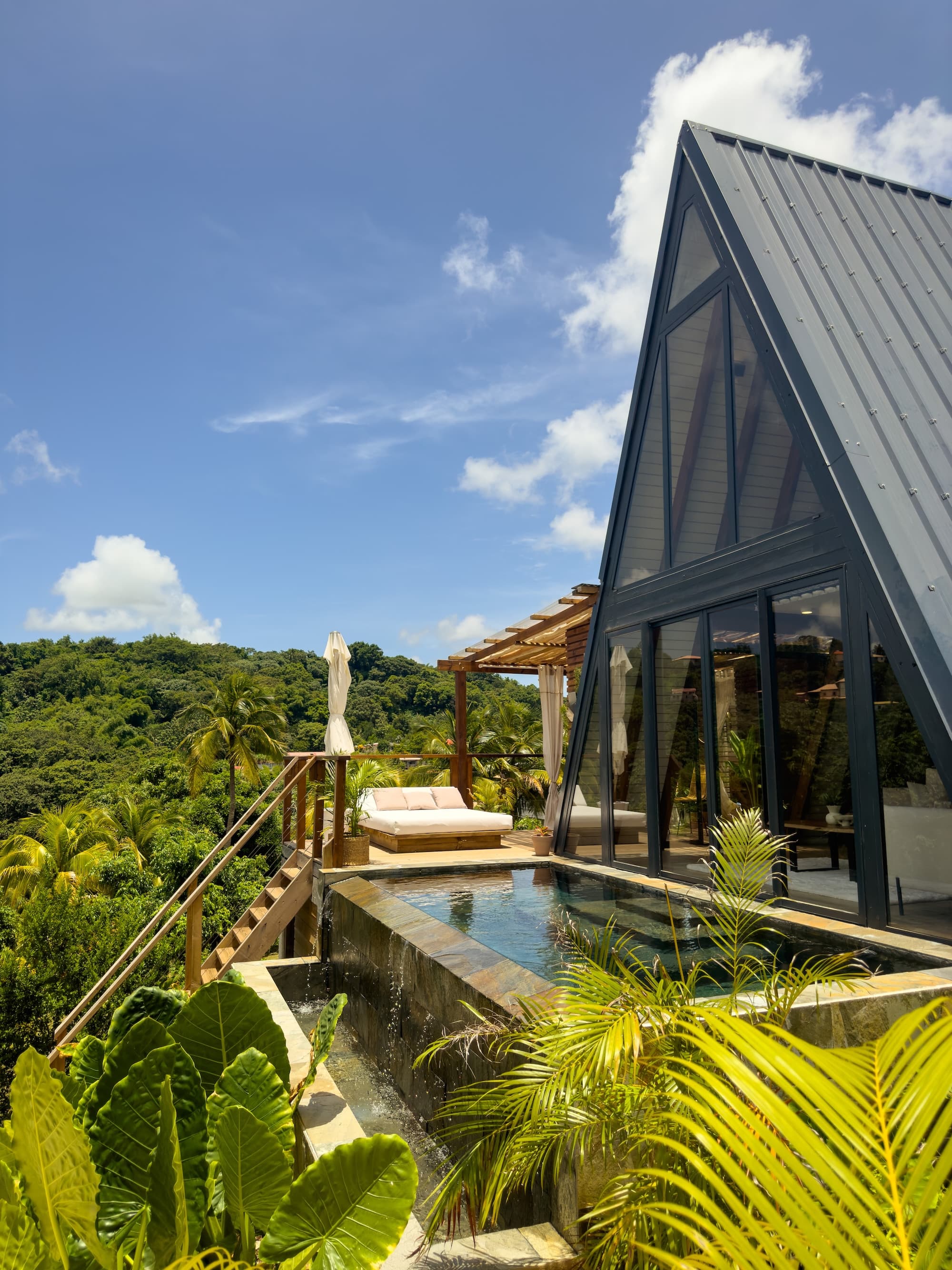 l'architecture a-frame fondue dans la canopée