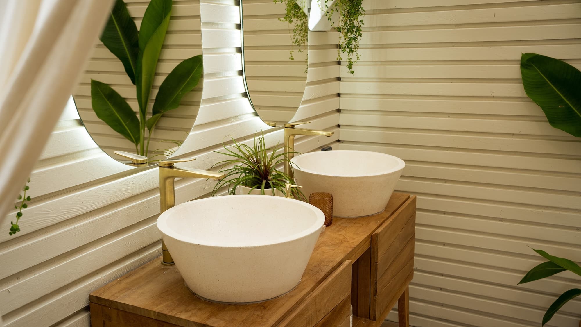 douche à l'italienne bordée de plantes tropicales