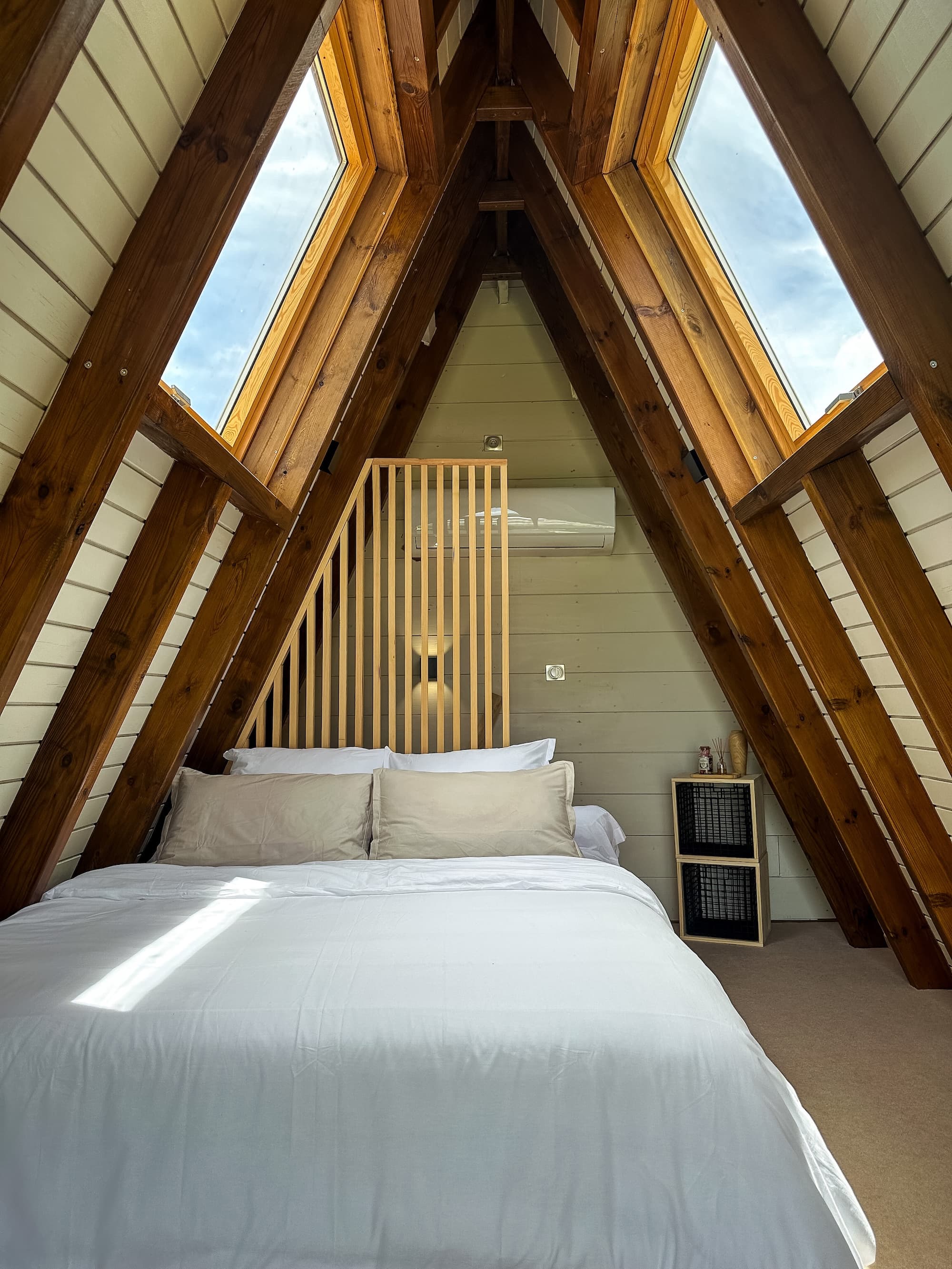 tête de lit en bois et lumière naturelle