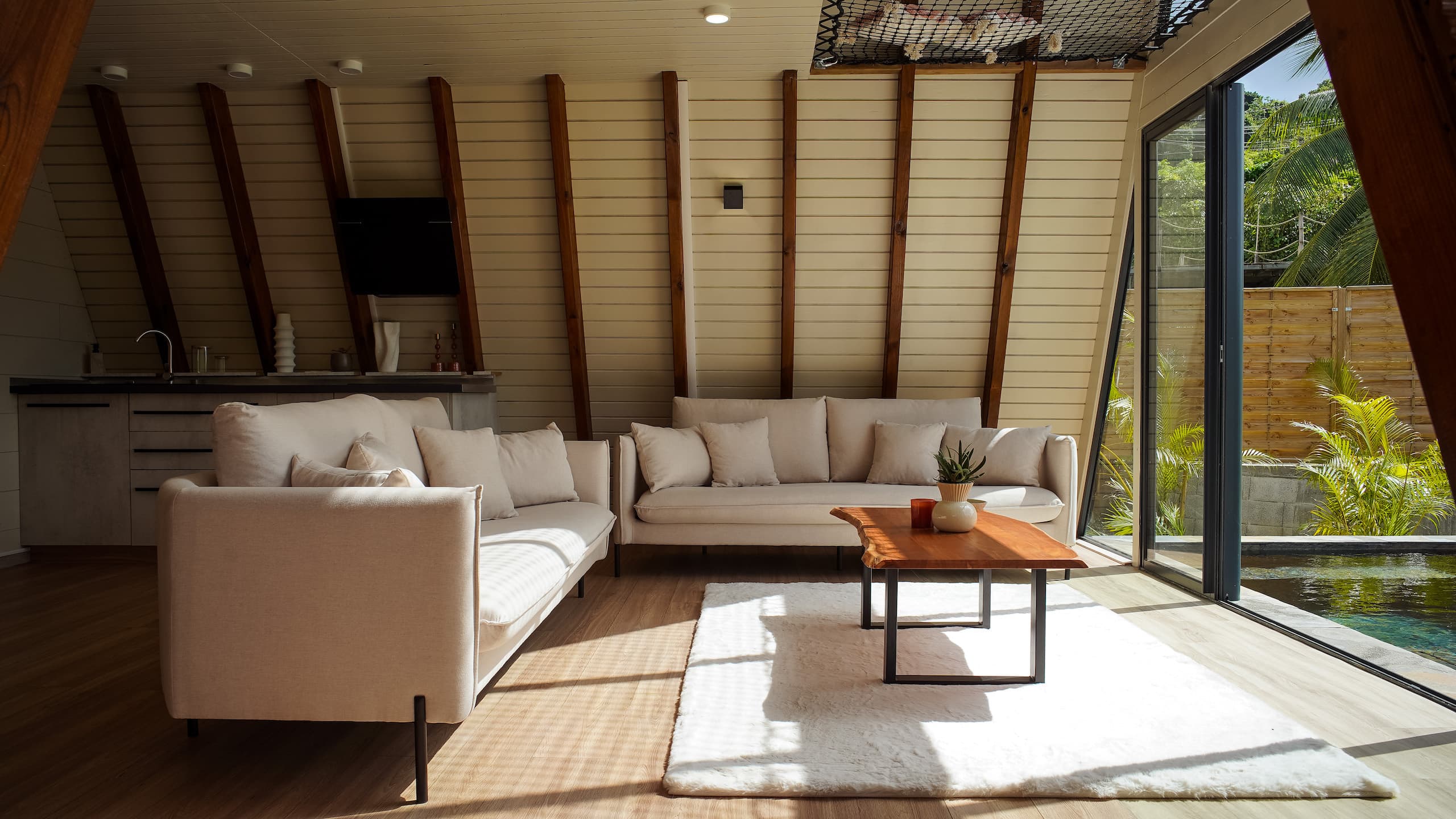 coin salon cosy sous la charpente en a-frame