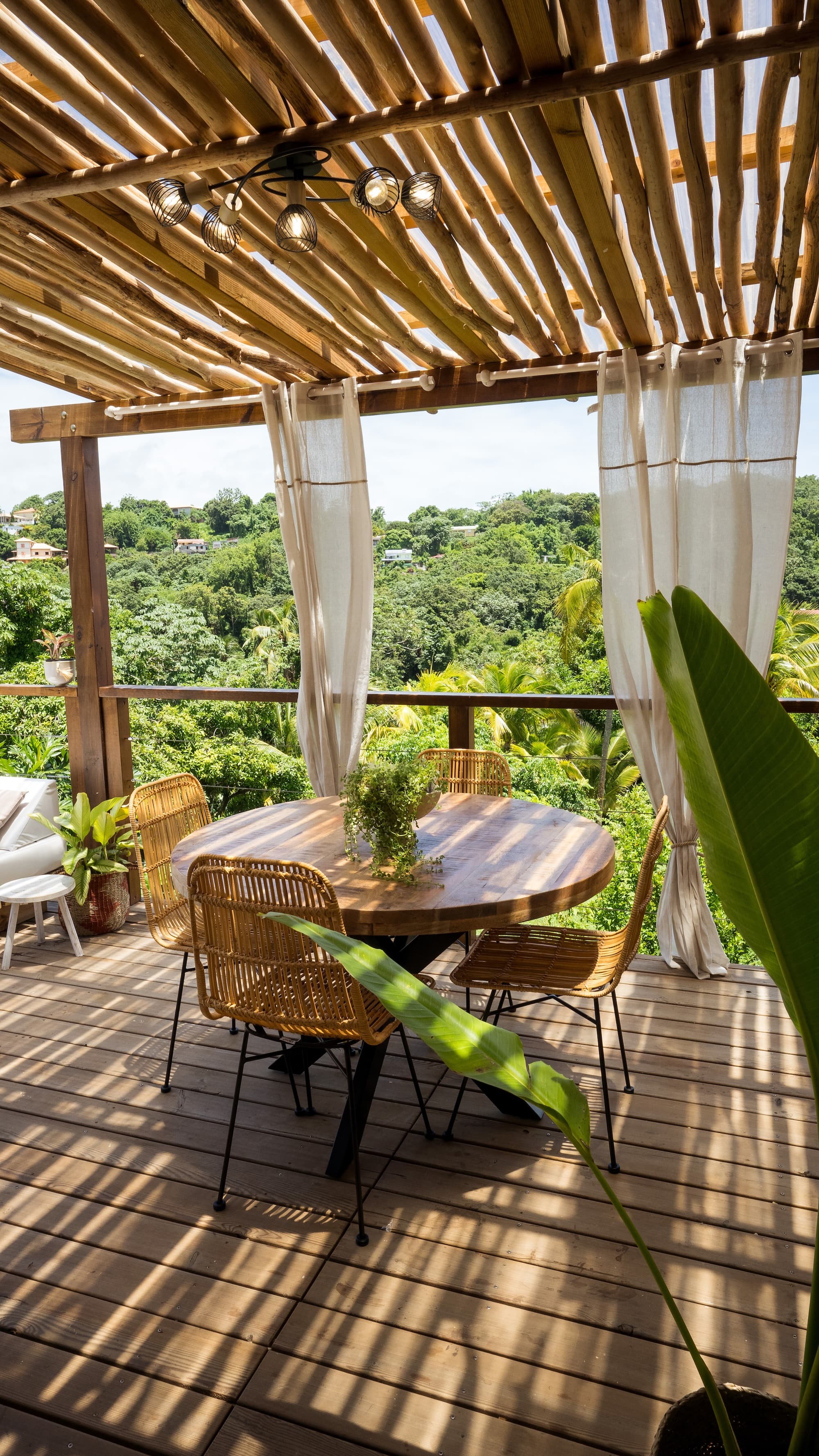 espace repas en terrasse sous la pergola en bambou